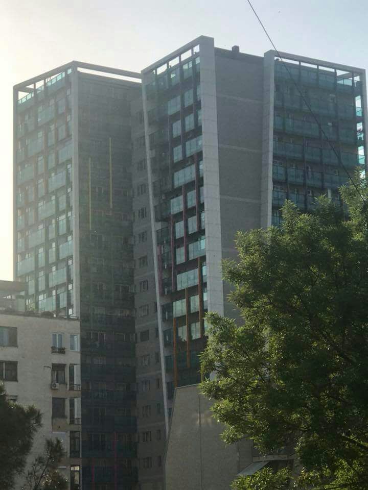 FOTO GALERI/ Deputeti i PS-së i përvishet kryebashkiakut të Tiranës:  Lali, na thuaj tani ku të jetojmë, pas këtij përbindëshi 12-katesh