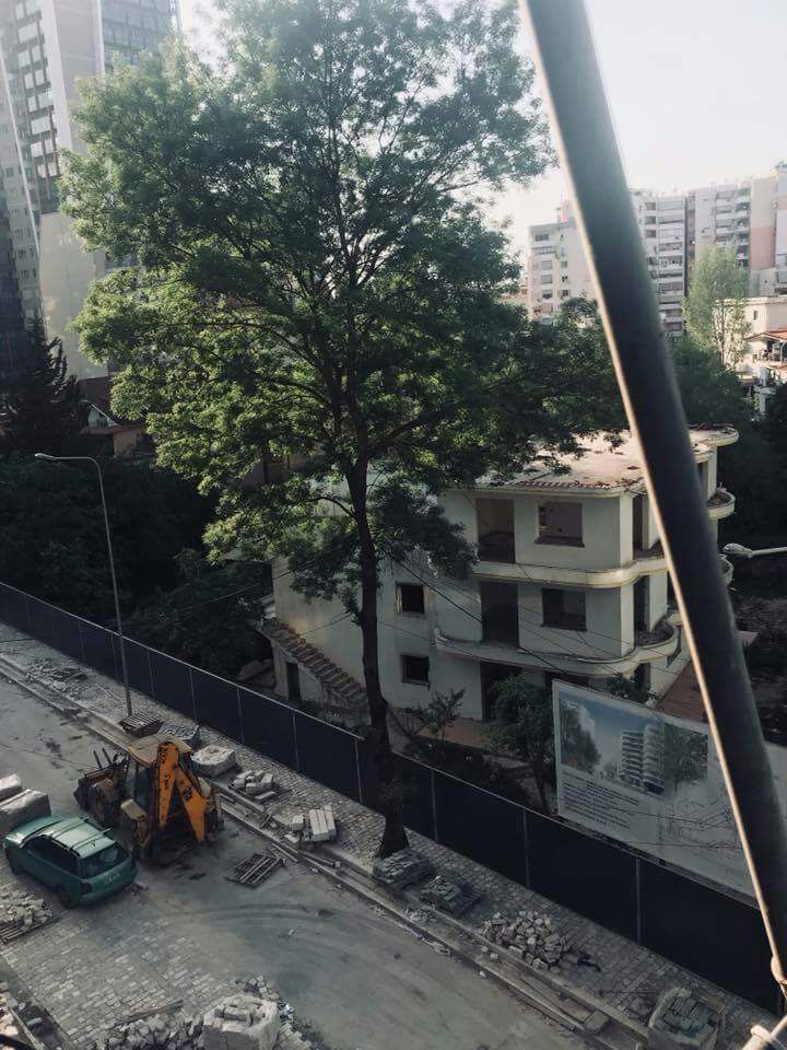 FOTO GALERI/ Deputeti i PS-së i përvishet kryebashkiakut të Tiranës:  Lali, na thuaj tani ku të jetojmë, pas këtij përbindëshi 12-katesh