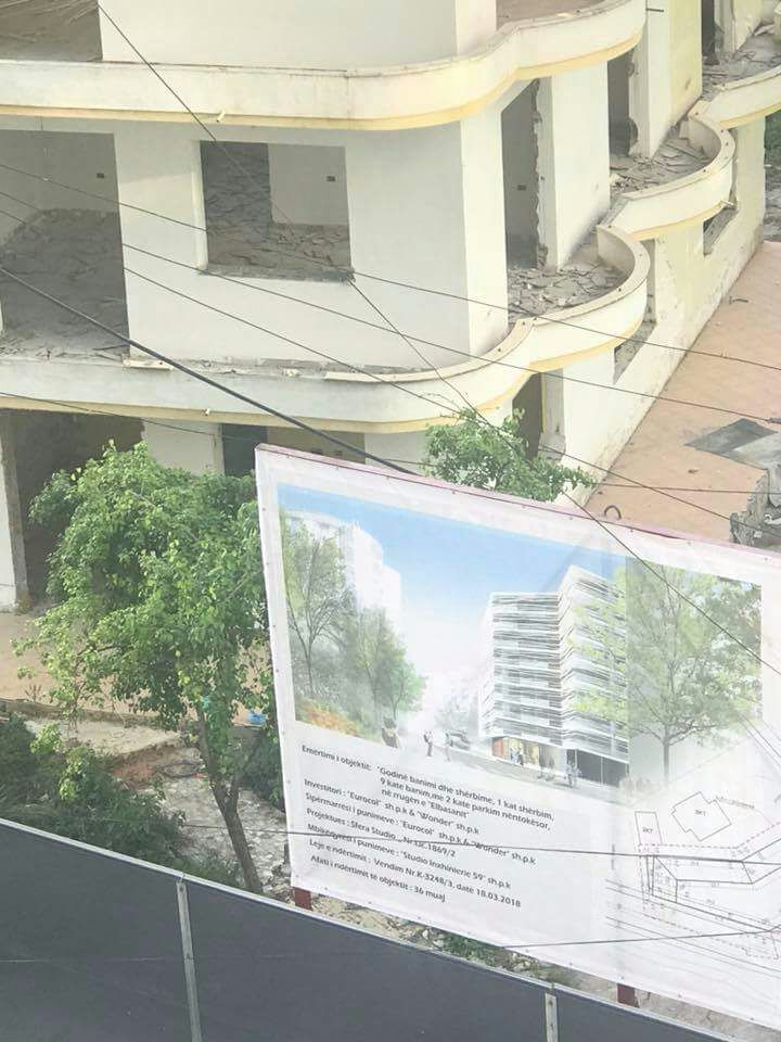 FOTO GALERI/ Deputeti i PS-së i përvishet kryebashkiakut të Tiranës:  Lali, na thuaj tani ku të jetojmë, pas këtij përbindëshi 12-katesh