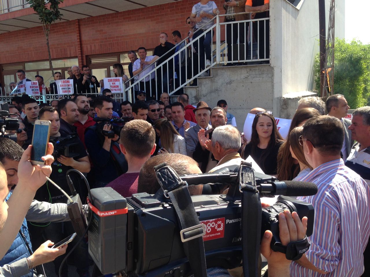 Protestuesit mblidhen pranë Gjykatës në Shkodër: Poshtë, Xhafaj dhe Tahiri