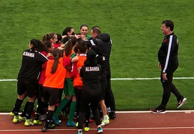 VIDEO/ Kombëtarja e femrave merr fitoren e parë në grup