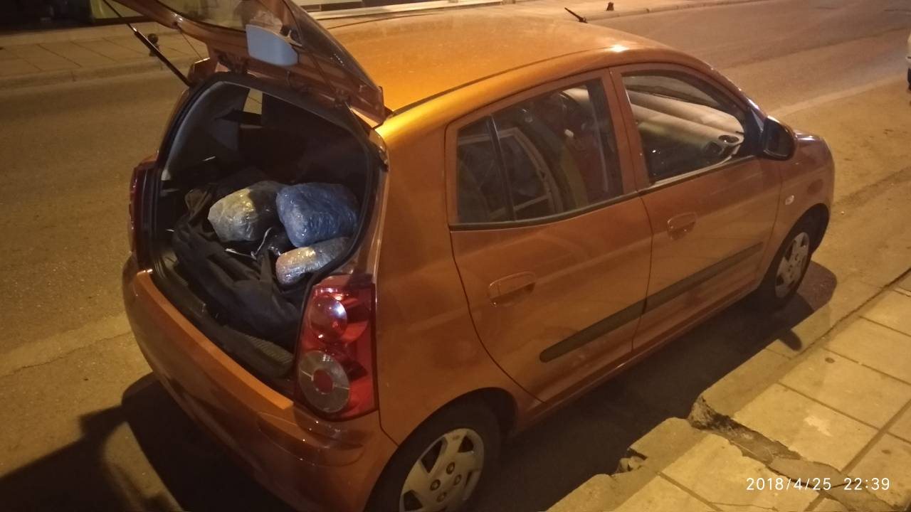 FOTO GALERI/ Greqi, shqiptari dhe greku ndalohen në dy makina me drogë