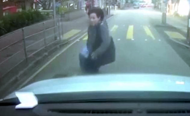 VIDEO/ Qesharake, gruaja përplaset me furgonin për ti marrë para shoferit