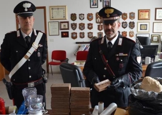 EMRAT & FOTO/ Itali, zbulohet “rafineria” e heroinës, bllokohen 30 kg dhe arrestohen dy shqiptarë