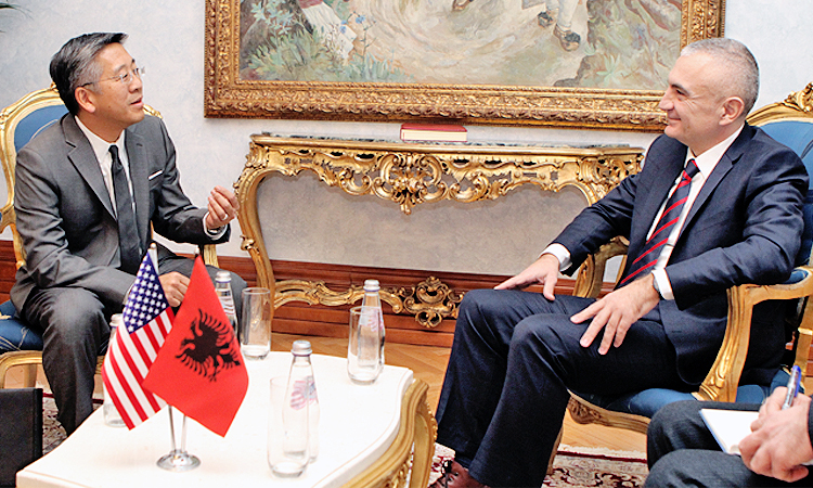 Ambasadori Donald Lu përfundon takimin në Presidencë me Ilir Metën