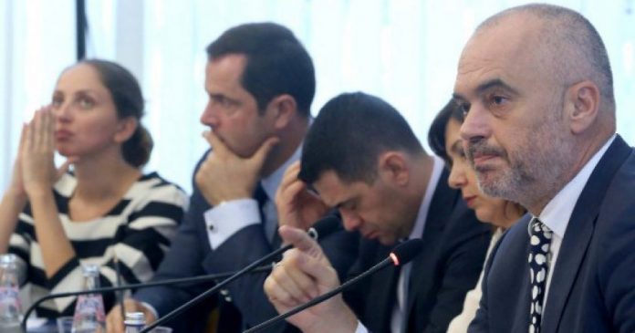 Oligarkët në Dhomën e Tregtisë i shpallin luftë popullit, mbrojnë Ramën e taksën në Rrugën e Kombit