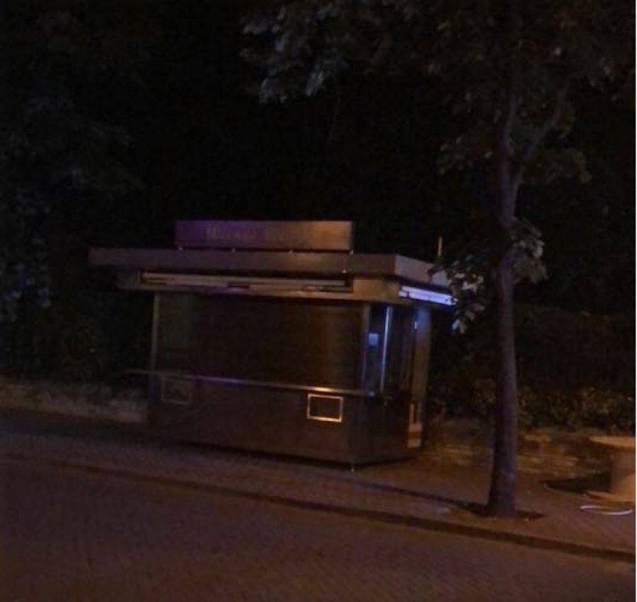 FOTO GALERI/ Erion Veliaj “mbjell” natën kioska dhe salsiçe vjeneze në Tiranë