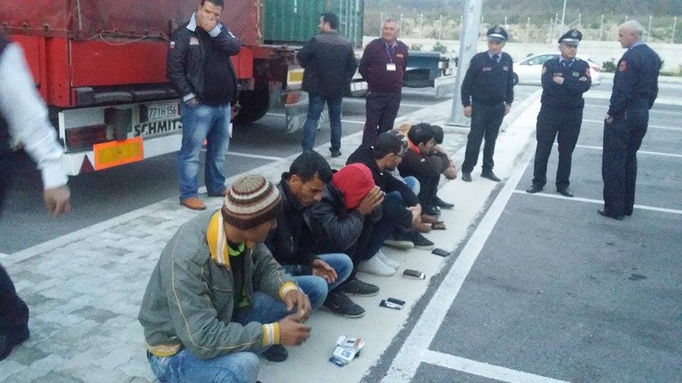 Fluks klandestinësh, sirianë e irakianë “pushtojnë” Kakavijën