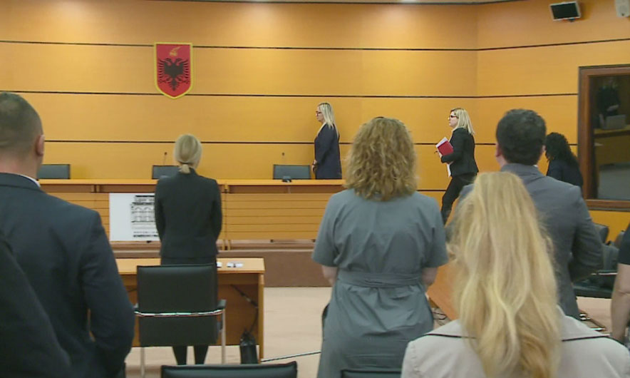 VETTING-u/ KPK-ja “mbytet me një pikë uji”, kupton se ia ka futur kot deri tani – Tenton një standard i ri, shtyn vendimin për Altina Xhoxhajn