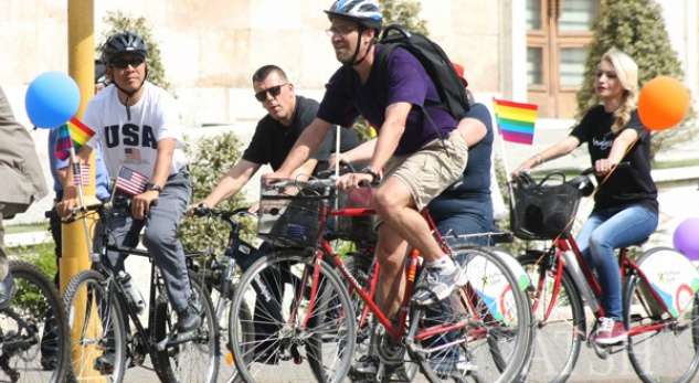 Ironizon deputeti: Nuk kemi as mish dhe as peshk (të madh)…, kemi vetëm LGBT