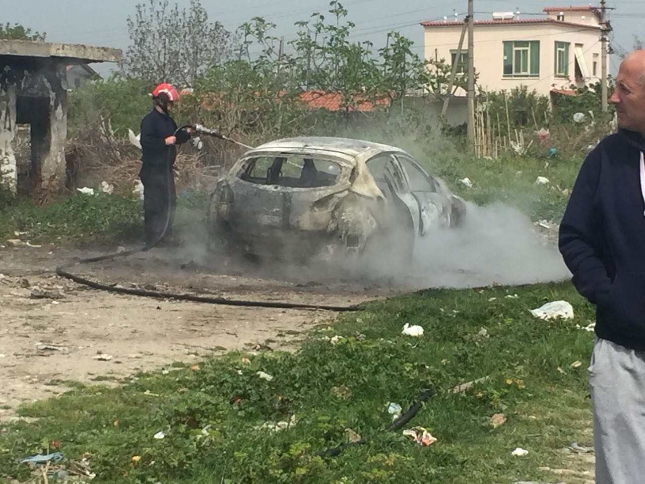 DETAJE & FOTO/ Fier, djegia e makinës pas përplasje me armë mes grupeve kriminale