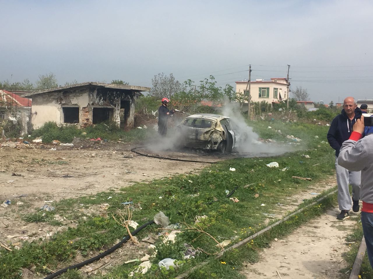 DETAJE & FOTO/ Fier, djegia e makinës pas përplasje me armë mes grupeve kriminale