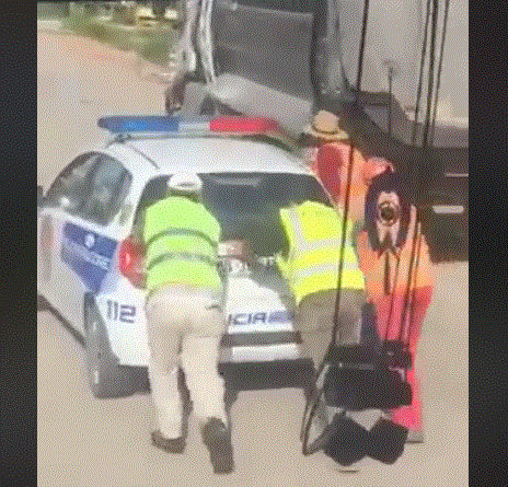 VIDEO/Makina që do të eskortonte Kryeministrin në Divjakë, e shtyjnë tre vetë