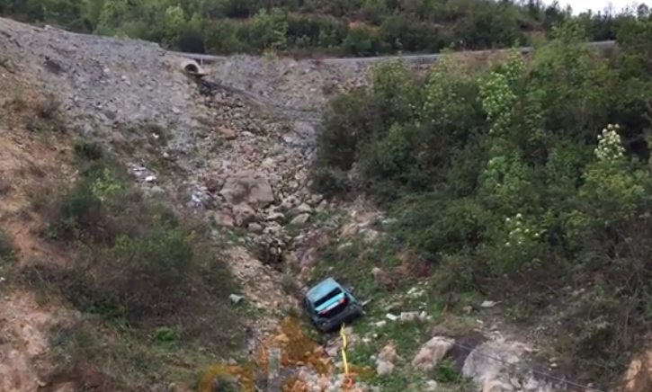 VIDEO/ Dalin pamjet e aksidentit te tuneli i Elbasanit, makina bie në greminë vdes bashkëshortja plagoset bashkëshorti