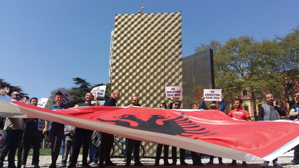 FOTO/ Nis protesta në Tiranë: Më arrestoni edhe mua