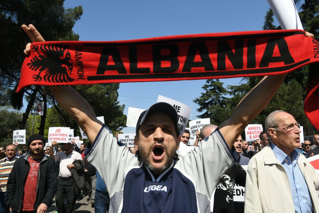 VIDEO & FOTO GALERI/ Protestuesit në Tiranë vendosin traun kundër arrogancës, dhunës dhe konçesioneve