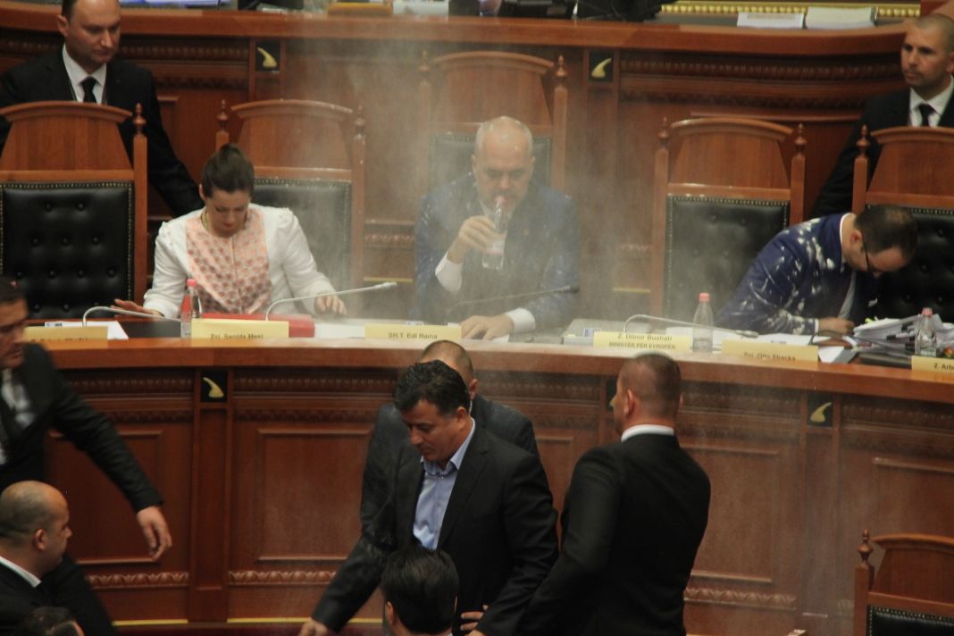 FOTO/Byroja përjashton 7 deputetë, Bushati u bashkohet ‘sulmuesve’