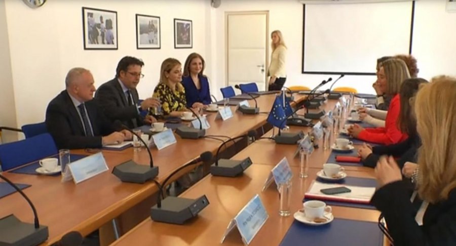 VIDEO/ Mogherini takohet me krerët e opozitës