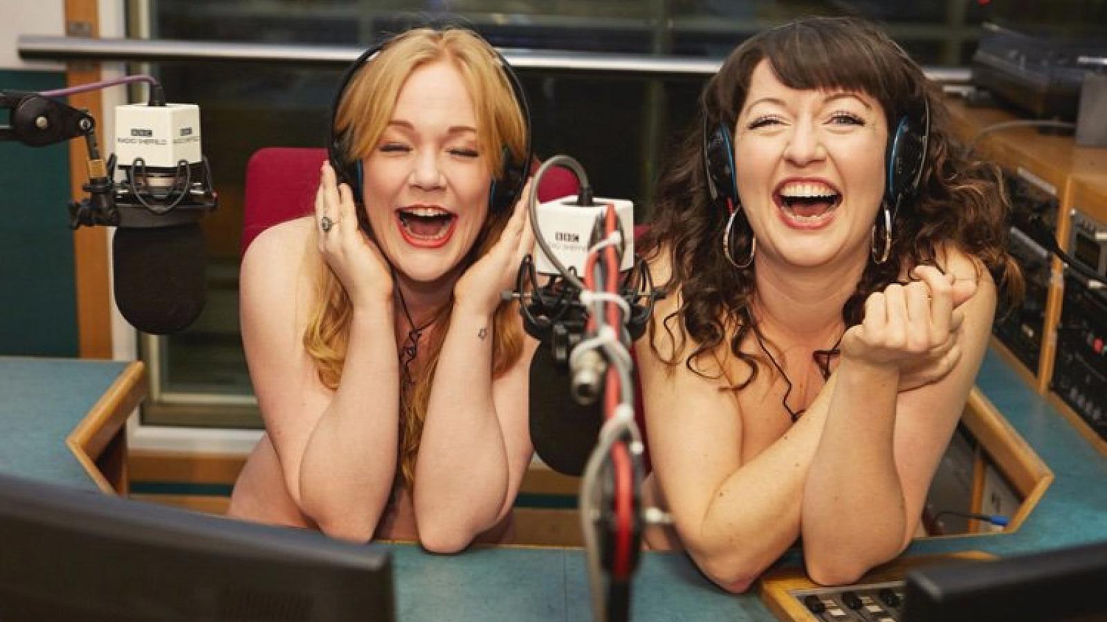 FOTO GALERI/ Moderatoret e BBC drejtojnë nudo, emisionin “Rrëfime lakuriq”