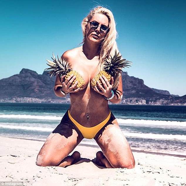 FOTO GALERI/ Mori raport 7-mujor në punë prej stresit, oficerja e policisë “kapet” e zhveshur në plazhe ekzotike