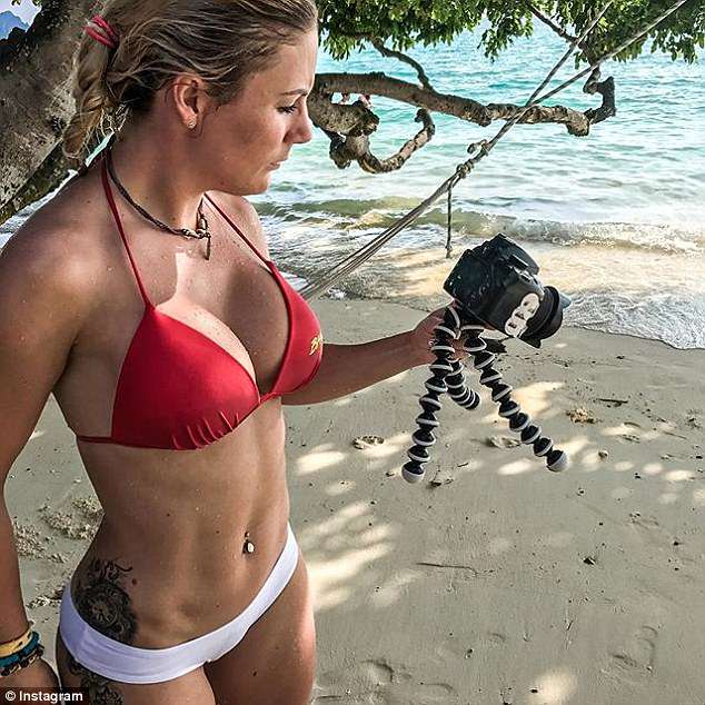 FOTO GALERI/ Mori raport 7-mujor në punë prej stresit, oficerja e policisë “kapet” e zhveshur në plazhe ekzotike