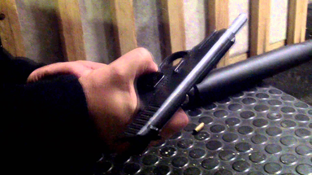 Tiranë, luante me armën e shërbimit të babait, vetëplagoset 16-vjeçari