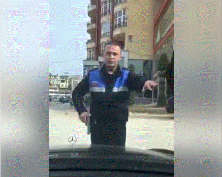 VIDEO/ Polici i nxjerr pistoleten qytetarit ne mes te Pogradecit