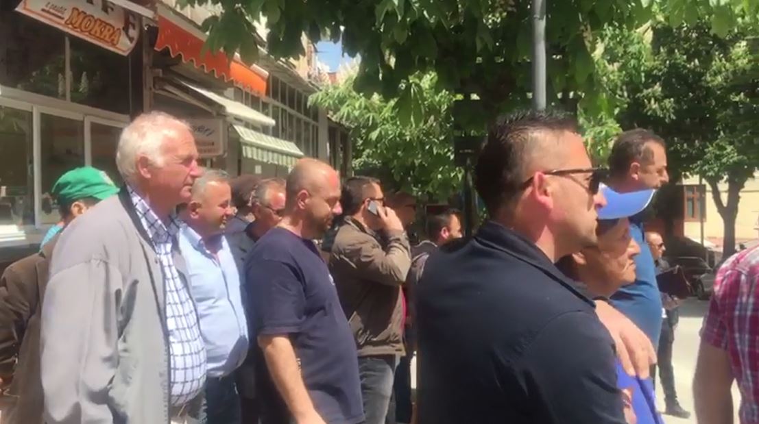 FOTO/ Pogradec, tregtarët protestë kundër TVSH-së