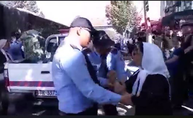 VIDEO/ “Policët e Lal plehut, sjellje shtazore ndaj qytetarëve”