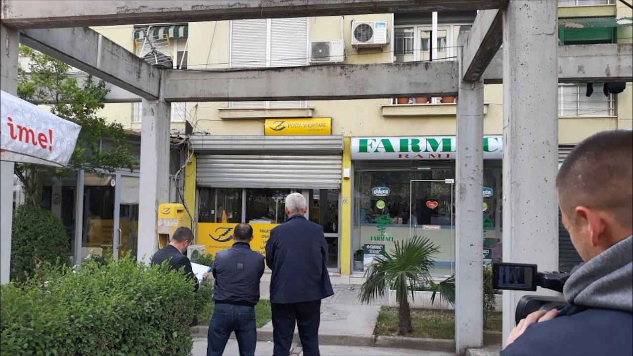 FOTO/ Tiranë, kërcënon me thikë dhe i grabit 300 mijë lekë punonjës së Postës në Laprakë