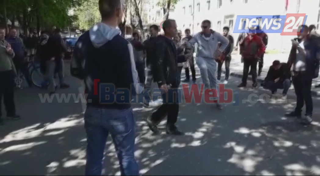 VIDEO/ Protestuesit “sfidojnë” policinë, ia marrin valles së Kukësit në mes të rrugës