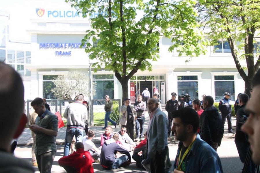 VIDEO/ Tiranë, policia provokon protestuesit