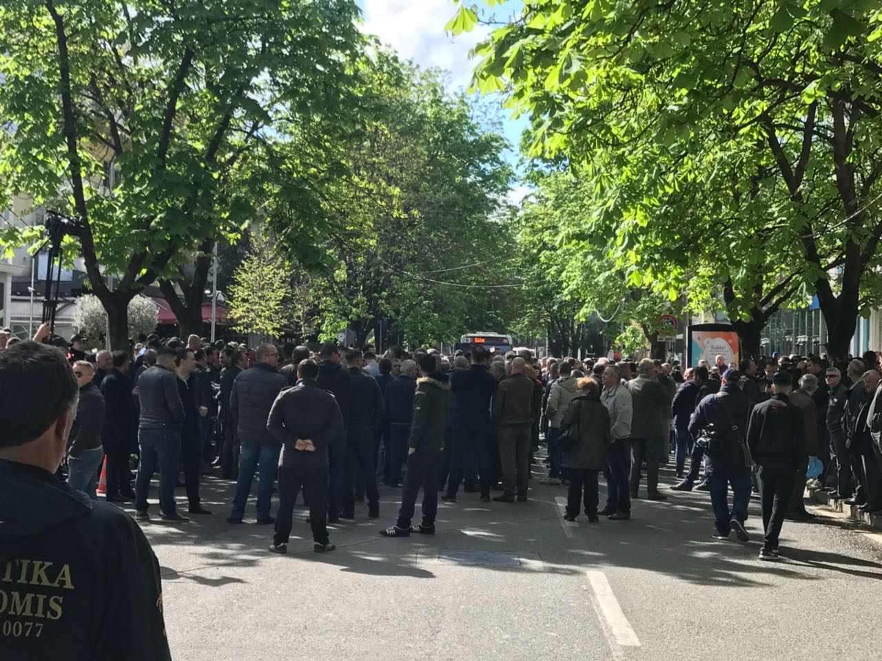 FOTO/ Protestuesit “zhvendosin trarin” te “Myslym Shyri” dhe ironizojnë : 5 euro për të kaluar makina