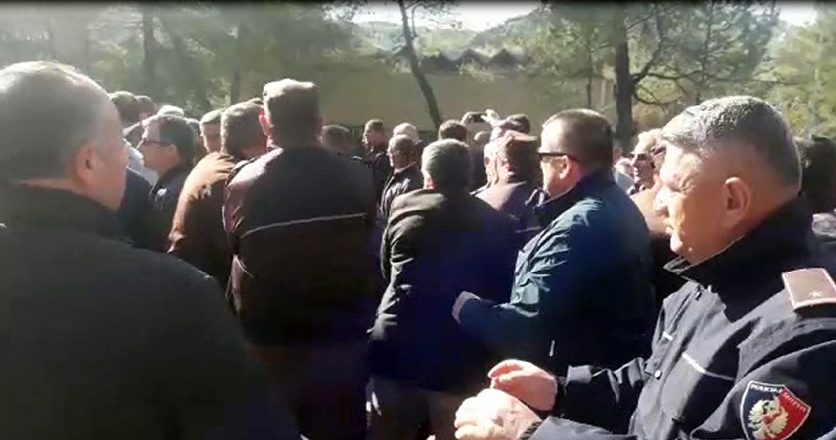 PROTESTË TJETËR/ Ballsh, naftëtarët futen me forcë brenda Uzinës