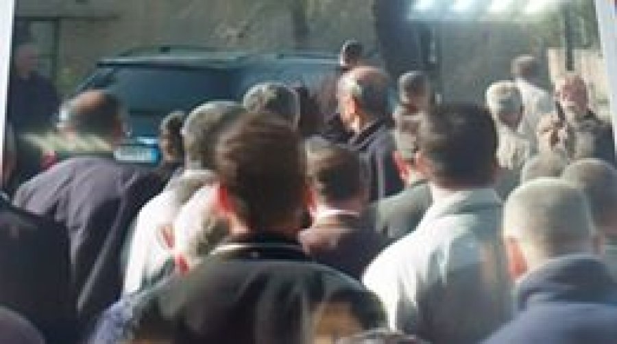 FOTO/ Ballsh, naftëtarët përplasen me policinë