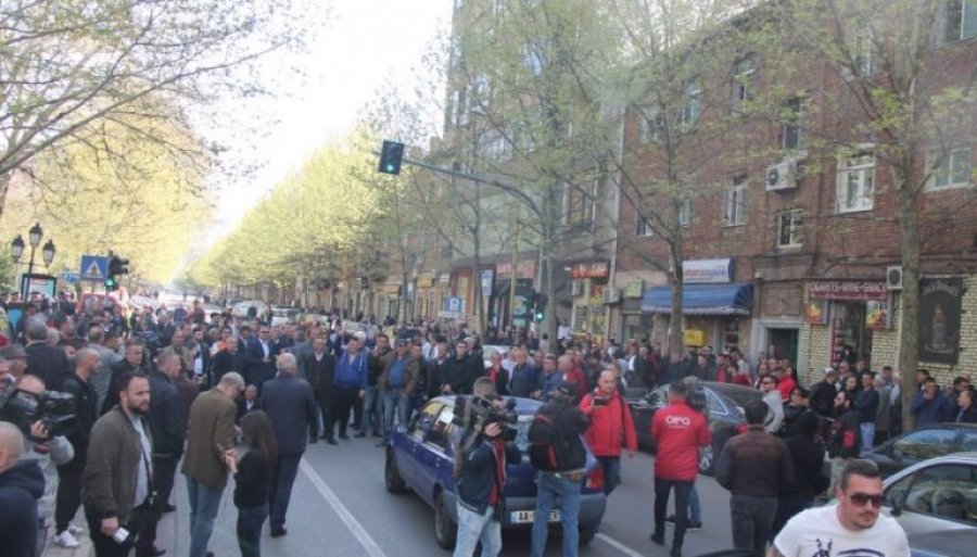 FOTO/ Pas vendimit të Gjykatës, protesta vazhdon: Eja mblidhuni këtu…, këtu!