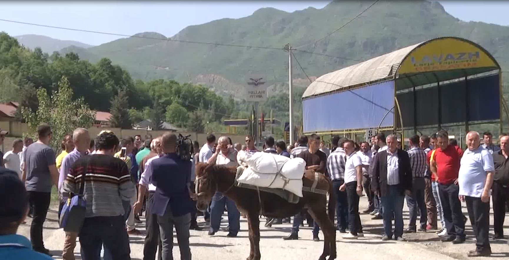 FOTO/ Protestë e pazakonshme, banorët bllokojnë aksin Klos – Burrel me mushka