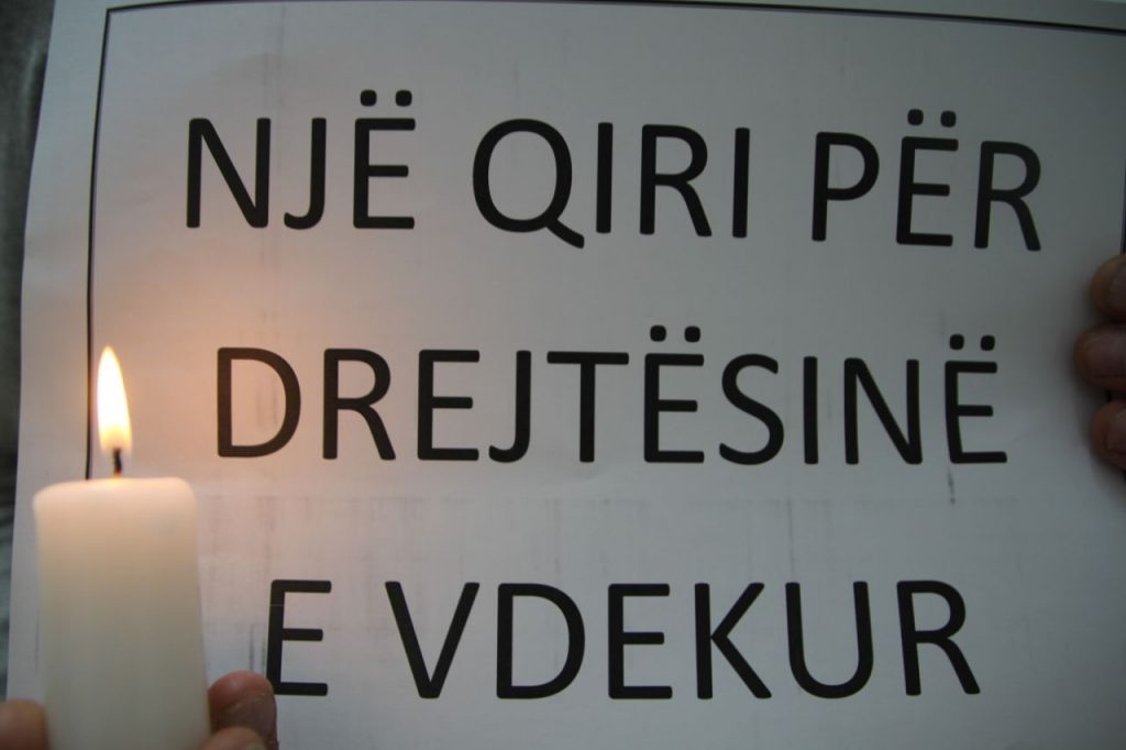 FOTO GALERI/  Studentët e Juridikut i bashkohen protestës për lirimin e 11 kuksianëve: Një qiri për Drejtësinë e vdekur