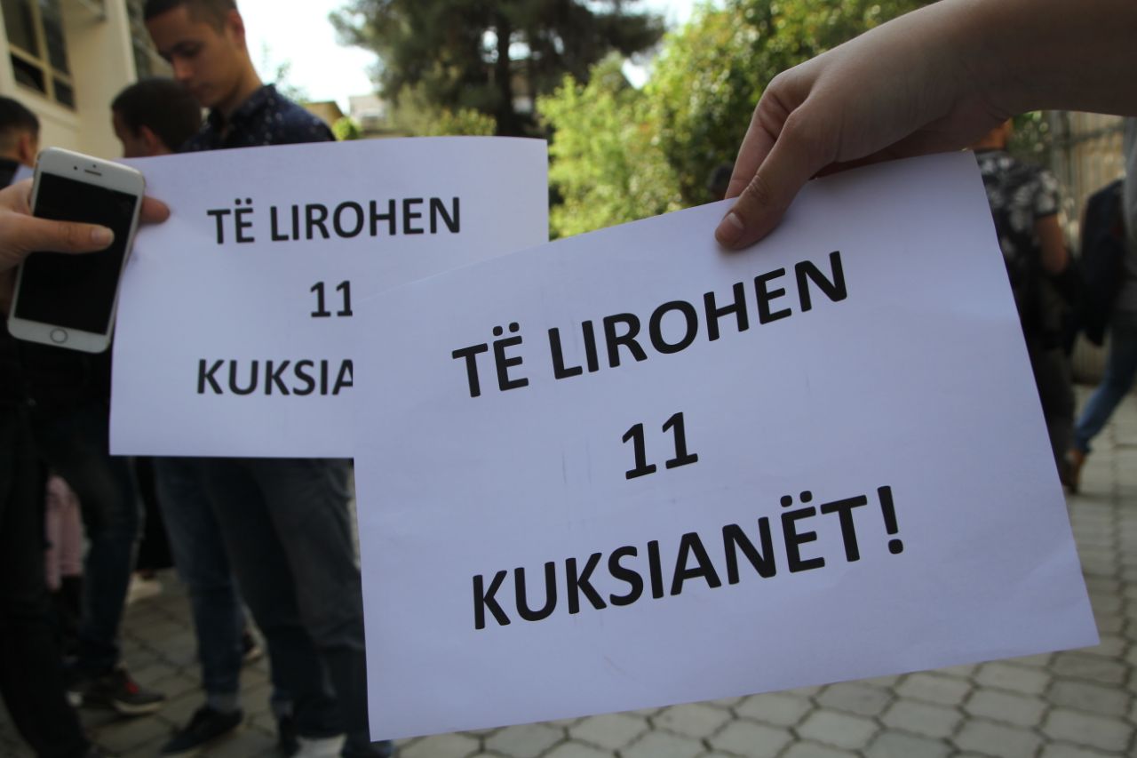 FOTO GALERI/  Studentët e Juridikut i bashkohen protestës për lirimin e 11 kuksianëve: Një qiri për Drejtësinë e vdekur