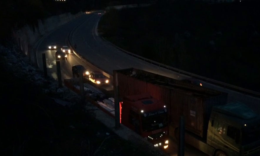 FOTO/ Kukës, protestuesit nuk ndalen, bllokojnë sërish qarkullimin në Rrugën e Kombit