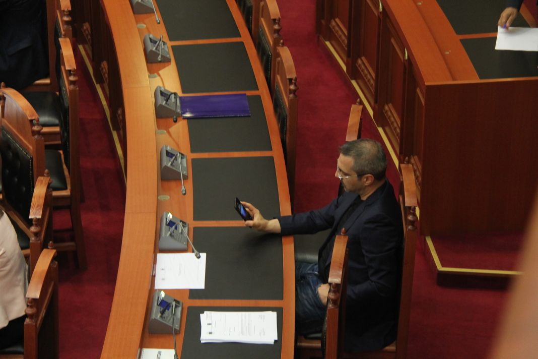 VIDEO & FOTO GALERI/ Saimir Tahiri në Kuvend, opozita braktis punimet