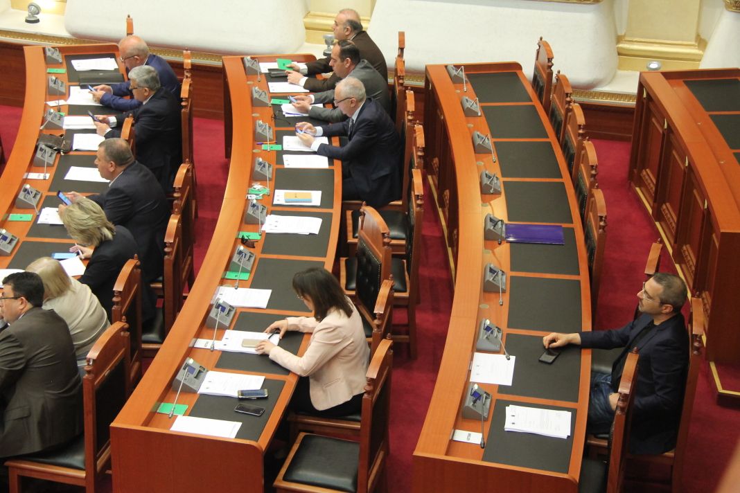 VIDEO & FOTO GALERI/ Saimir Tahiri në Kuvend, opozita braktis punimet