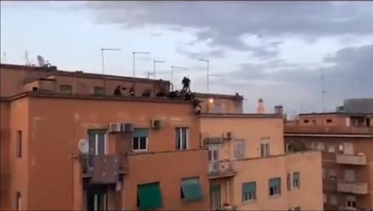 VIDEO/ Itali, shqiptari hidhet nga tarraca e pallatit në Romë, policët “spektakël”, e kapin në ajër