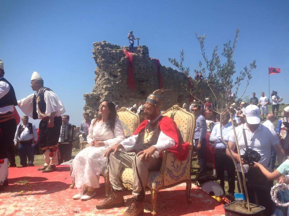 Auron Tare tall kryetarin e Bashkisë së Vlorës, Dritan Leli