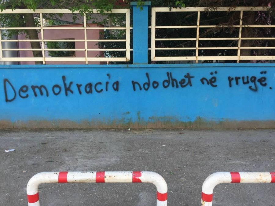 FOTO GALERI/ Tirana “zgjohet” me parulla antiqeveritare