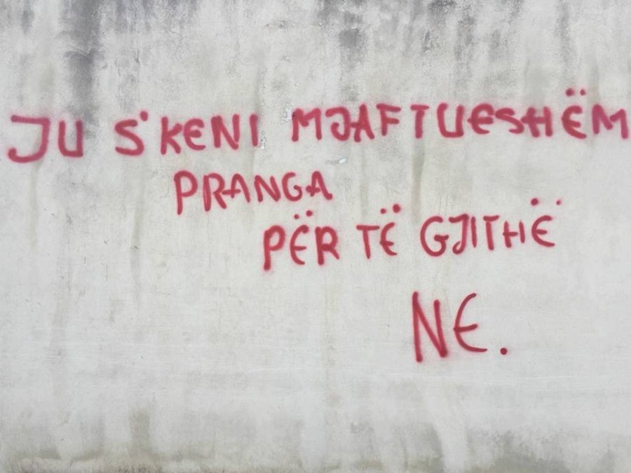 FOTO GALERI/ Tirana “zgjohet” me parulla antiqeveritare