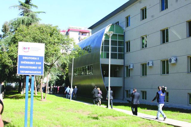 NJOFTIM I RËNDËSISHËM/ Tatimet: Keni të ardhura mbi 2 milionë lekë? Urgjent duhet të bëni deklarimet!