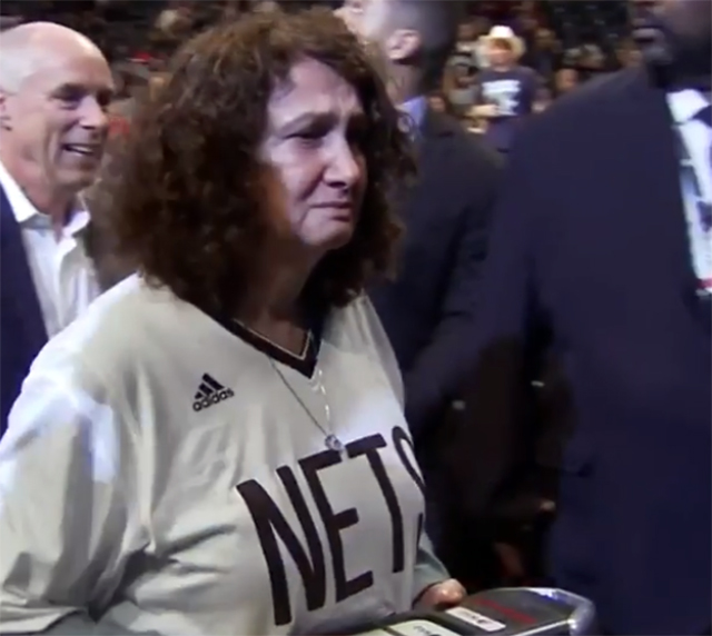 VIDEO/ Ekipi i famshëm amerikan i basketbollit surprizon shqiptaren, i dhuron makinë