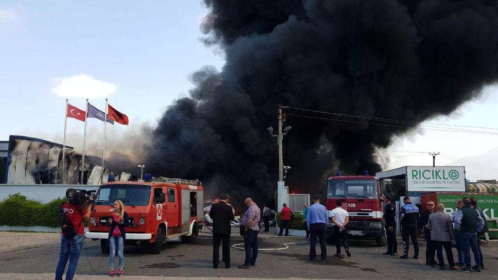 Zjarri në fabrikën e riciklimit të mbetjeve, punonjësit 3 – 4 muaj pa marrë rrogat