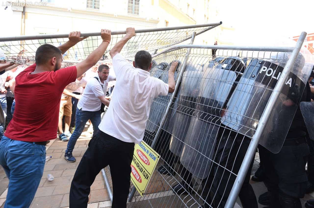 Oficerët e policisë gjyqësore në sheh ,mbledhin provat për incidentet e protestës